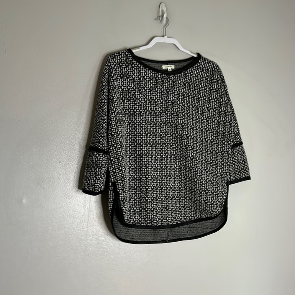 Max studio women’s, medium, black and white woven long sleeve pullover top